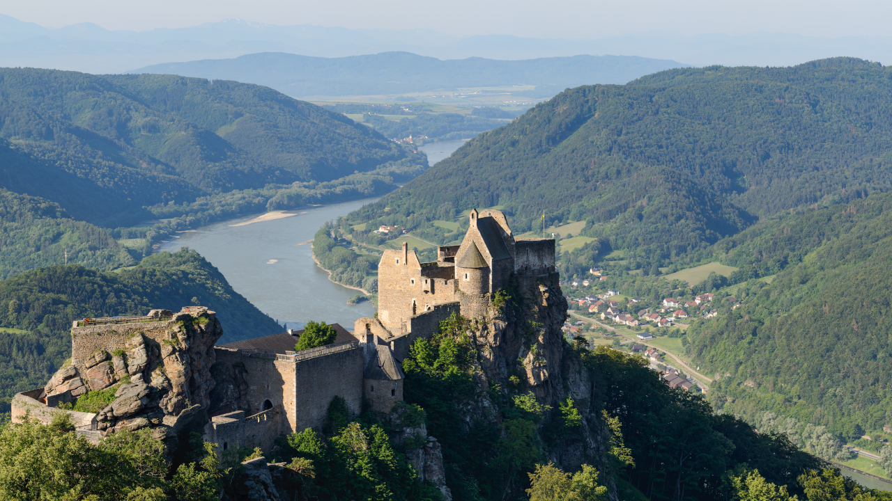 Ruine Aggstein: https://commons.wikimedia.org/wiki/File:Ruine_Aggstein_20180527.jpg