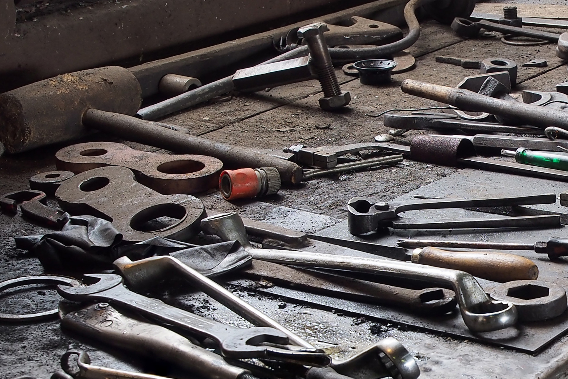 Messy Workshop - Source https://commons.wikimedia.org/wiki/File:Railway_workshop_museum_exhibition_in_Ljubljana,_Slovenia.jpg